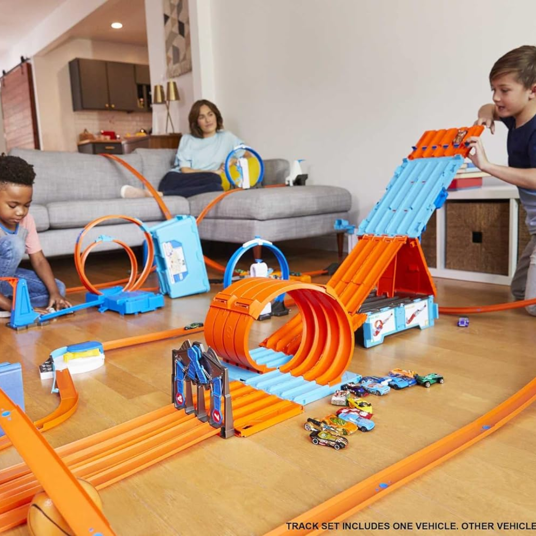 Hot Wheels Race Crate With 3 Stunts in 1 Track Set