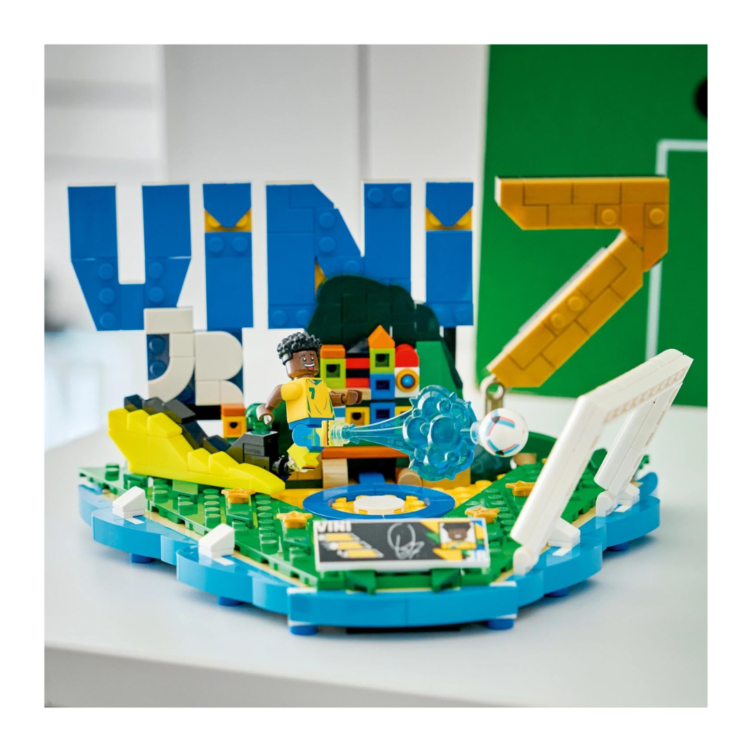 LEGO Editions Vini Jr. Football Highlights Building Set 43027, 510 Pieces, Collectible Football Display Model with Vini Jr. Minifigure – 10+ Years